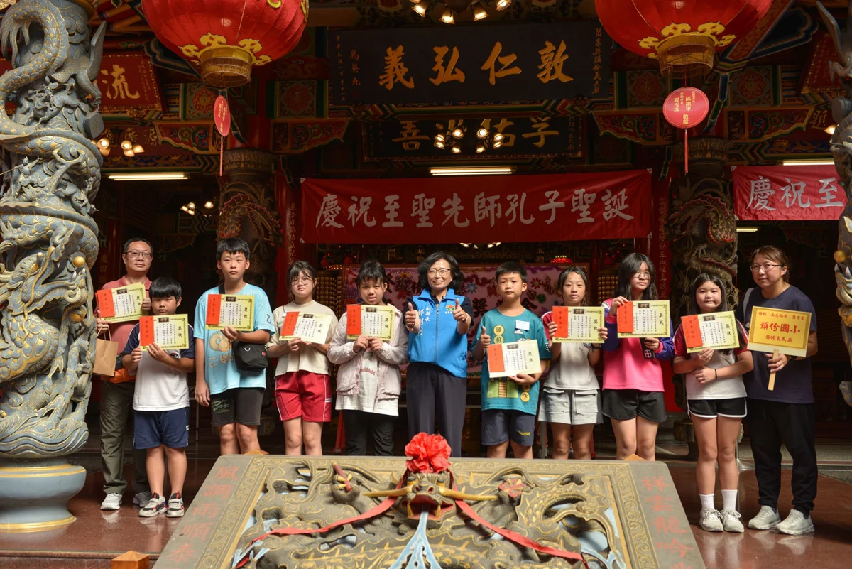 頭份義民廟發放20萬獎學金!169名學子受惠 副縣長勉勵傳承愛心