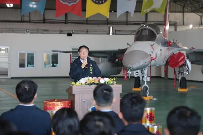 春節前夕暖心勞軍!黃偉哲赴空軍一聯隊致贈加菜金 感謝國軍守護台南