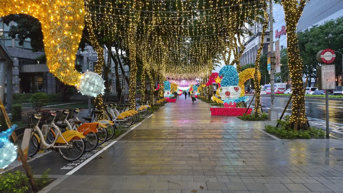 新北耶誕城搶先看!板橋市府廣場周邊「變臉」完工,人行道升級3大亮點一次看