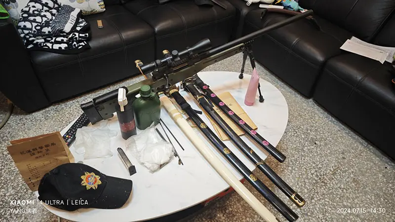 限時動態貼"白鐵彈匣"照引警上門竟搜出3把武士刀 稱是動漫"索隆"配件