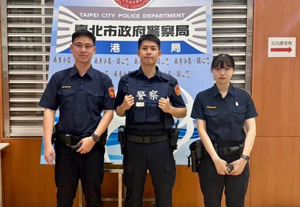 南港暖警助迷途輪椅男!耐心比手畫腳 靠「一招」成功聯繫家人團圓