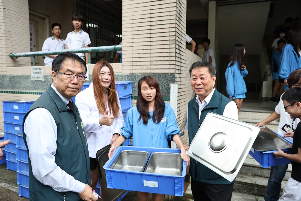 台南營養午餐全面免費!黃偉哲連兩日視察 讚學生「空盤惜食」廚餘僅21克