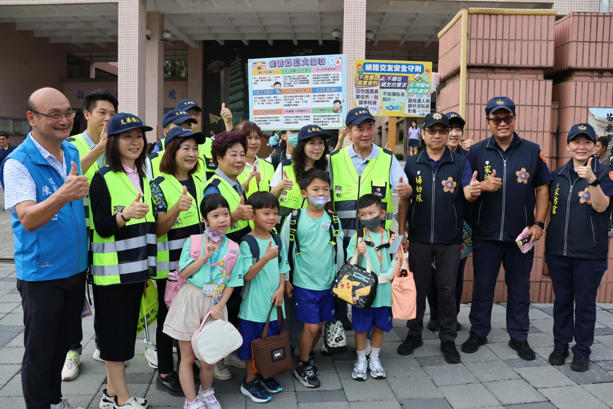 【開學日直擊】苗栗縣長化身導護志工!加碼承諾蓋風雨球場 營養午餐全面升級