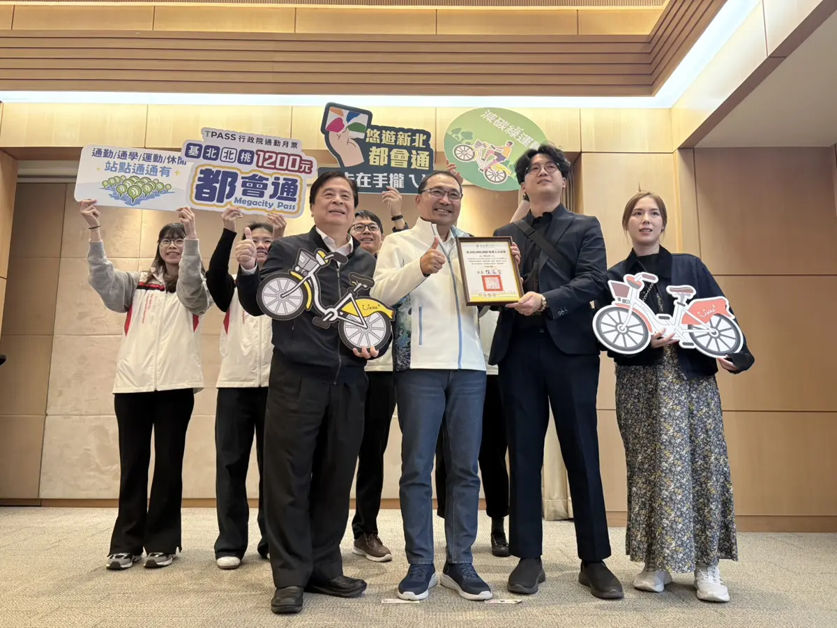 新北YouBike騎乘破3億!幸運兒就是他,市長侯友宜親贈「萬元交通大禮包」