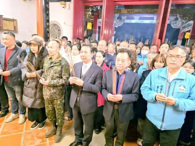 金門大年初一頭香!縣長陳福海登太武山點燈祈福,萬人摸黑求好運
