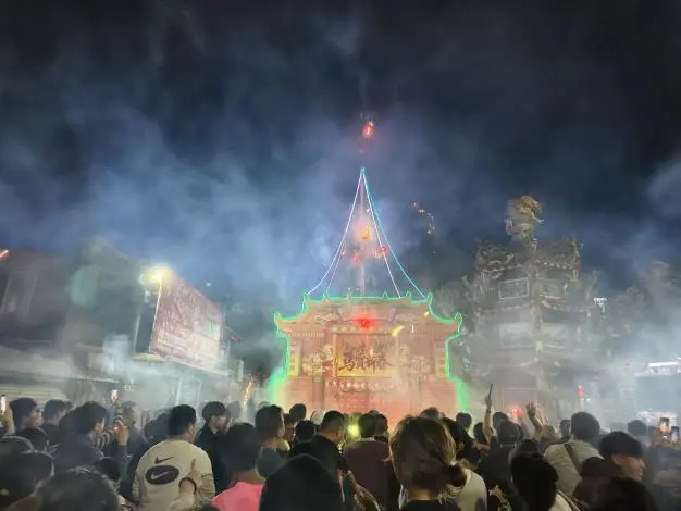 後龍慈雲宮285週年「攻炮城」登場!擲炮竹贏媽祖金幣、電視大獎,元宵祈福超震撼