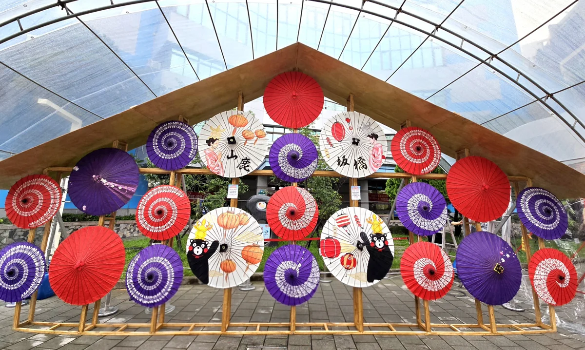 免出國看日本祭典!板橋區公所攜手熊本山鹿市「百華百彩」絕美燈飾浪漫登場
