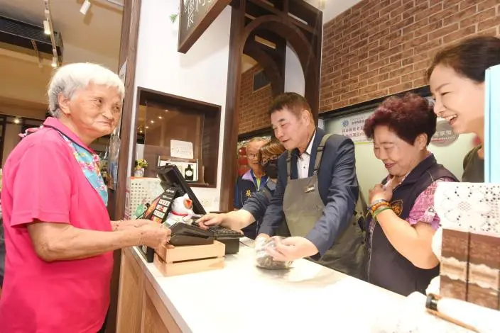 苗栗長輩有福了!敬老愛心卡擴大農會消費、80歲免健保費7/1上路