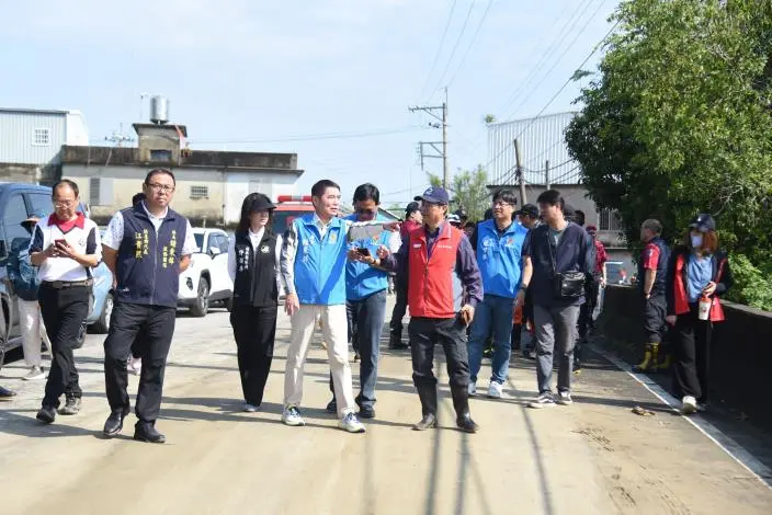 頭屋沙河溪暴漲淹2米!居民哭訴家當全毀 縣長鍾東錦勘災促一周內提整治方案