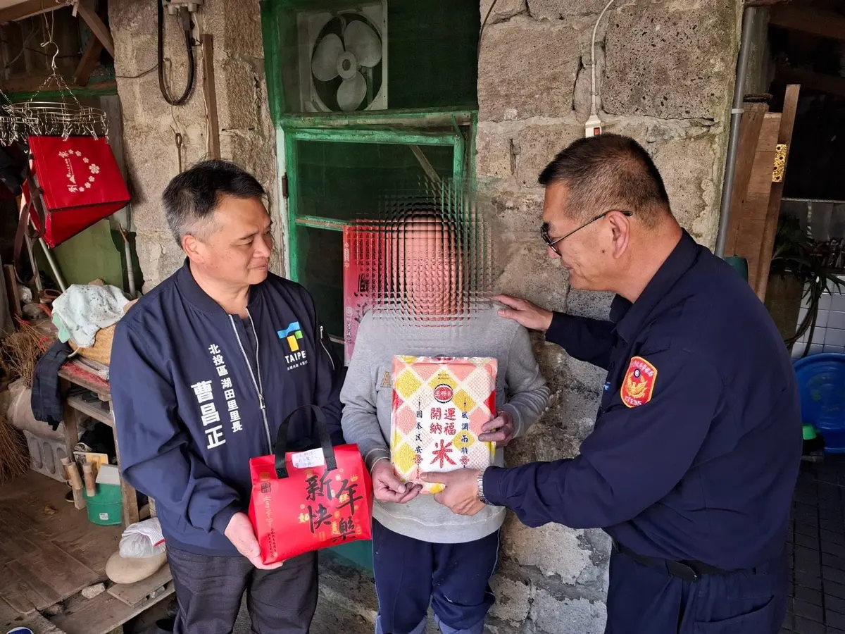 北投警民聯手送暖!竹子湖所長偕里長關懷百歲人瑞,溫馨畫面曝光