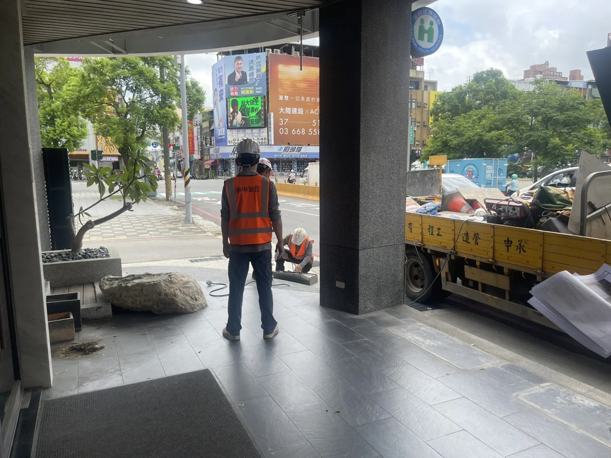 新竹巨城商圈大執法!跨局處「清道專案」還路於民,強力取締違停路障