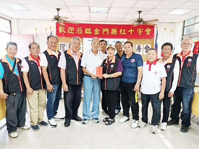 退休校長兄弟化思念為大愛!捐10萬急難金助金門弱勢鄉親
