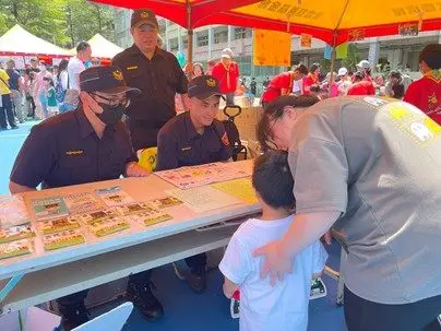 警察叔叔出沒園遊會!內湖康寧國小上演交通安全、防詐騙實境教學