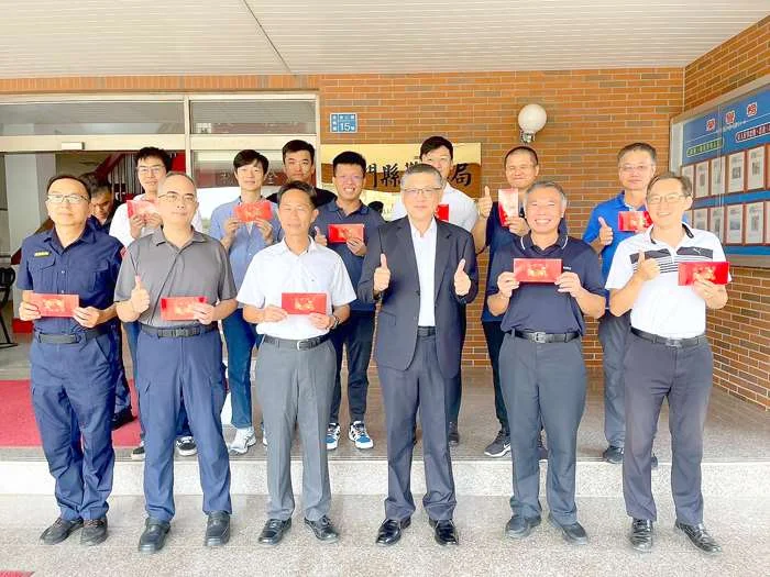 鐵漢柔情!金門縣警局長黃壬聰致贈禮券 慰問警察爸爸辛勞