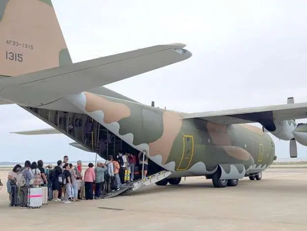 金門小三通停航!數百旅客滯留機場 國軍C-130緊急出動支援疏運