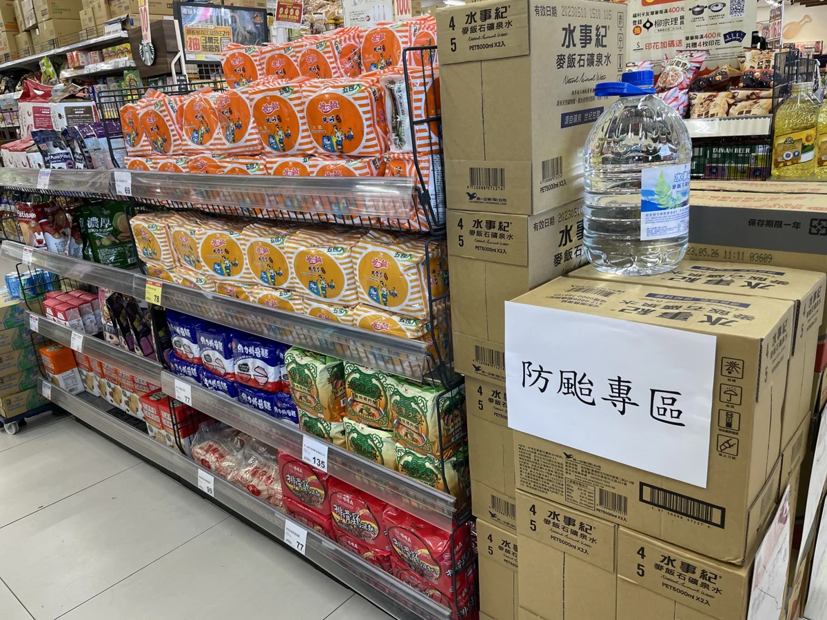颱風巴威進逼!梓官消防前進超市 設專區教你備妥「防災避難包」