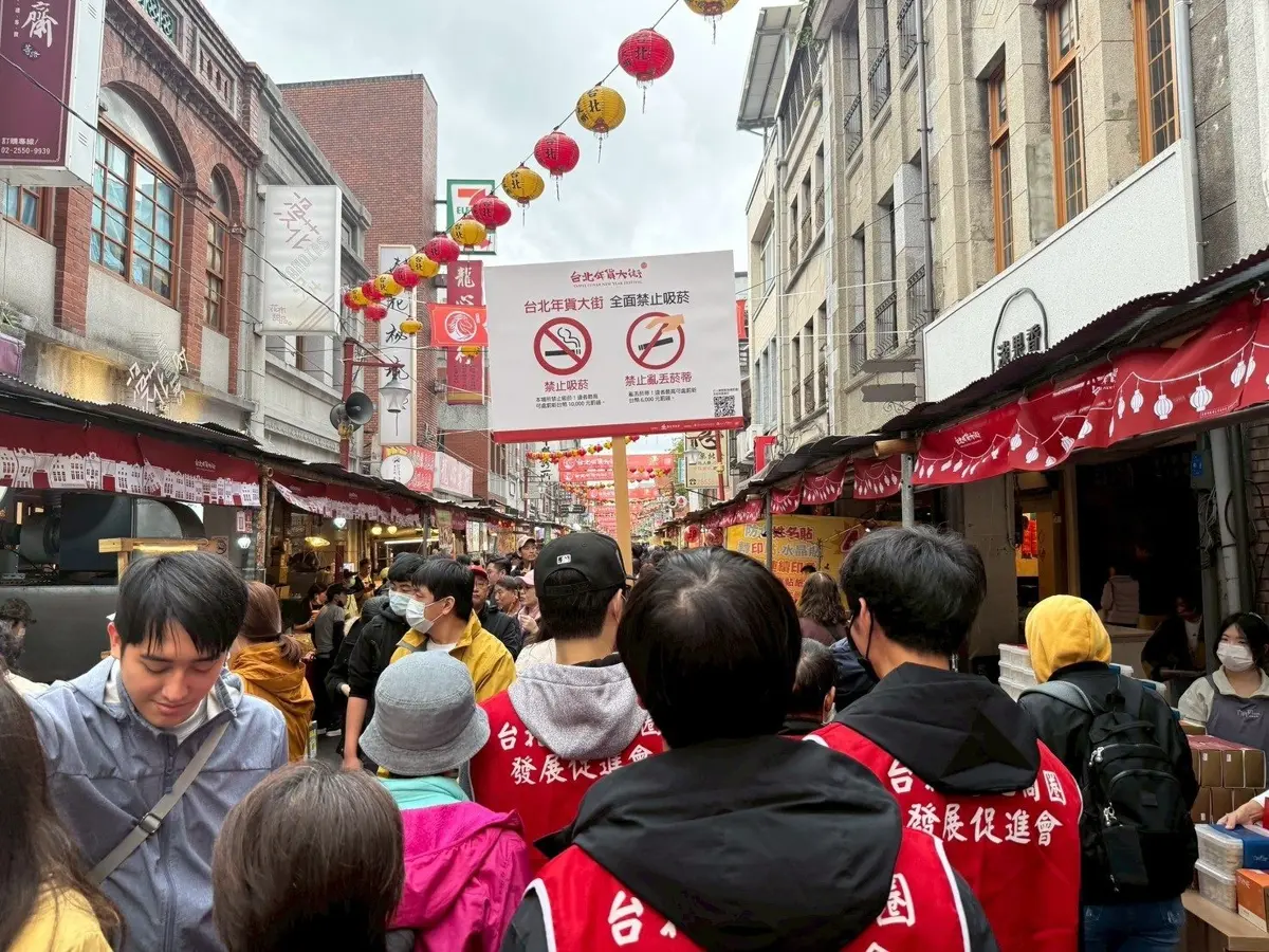 迪化街年貨大街落幕!北市府公布驚人稽查數據:違規吸菸、停車罰單滿天飛