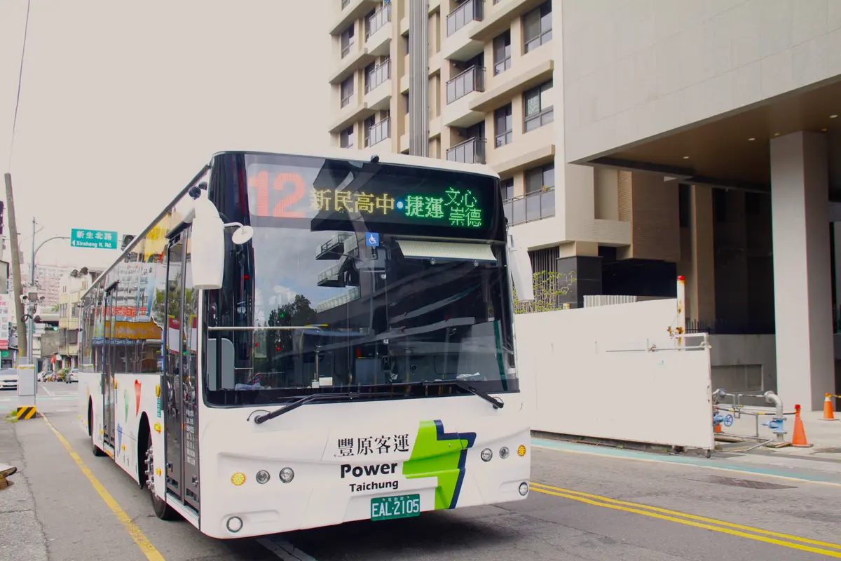 台中人快看!10輛「綠閃電」電動公車上路,市區山城都有份,2030全面電動化再加速