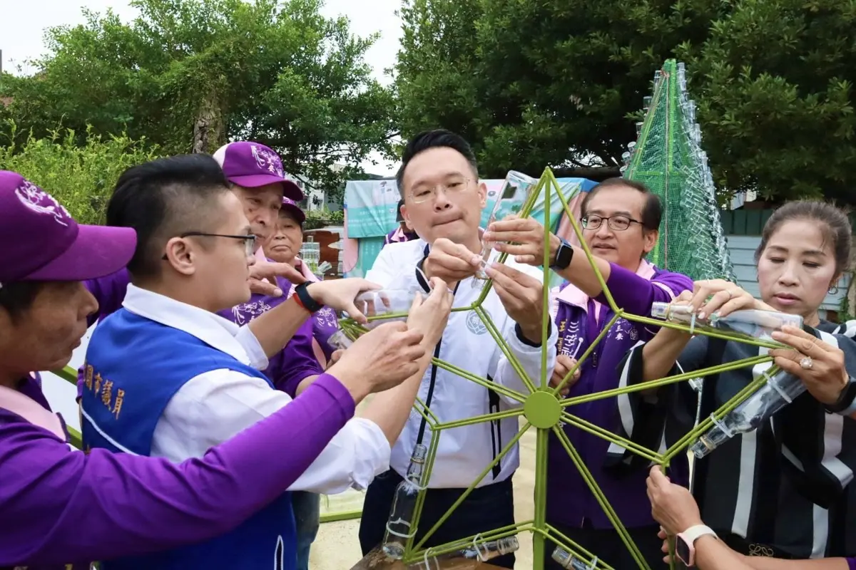 平鎮最狂聖誕樹！1500個玻璃瓶打造環保地標，副市長蘇俊賓連三年響應