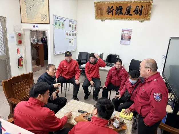 春節前夕送暖!頭屋鄉長徐鑫榮現身消防隊 感謝無名英雄守護鄉里