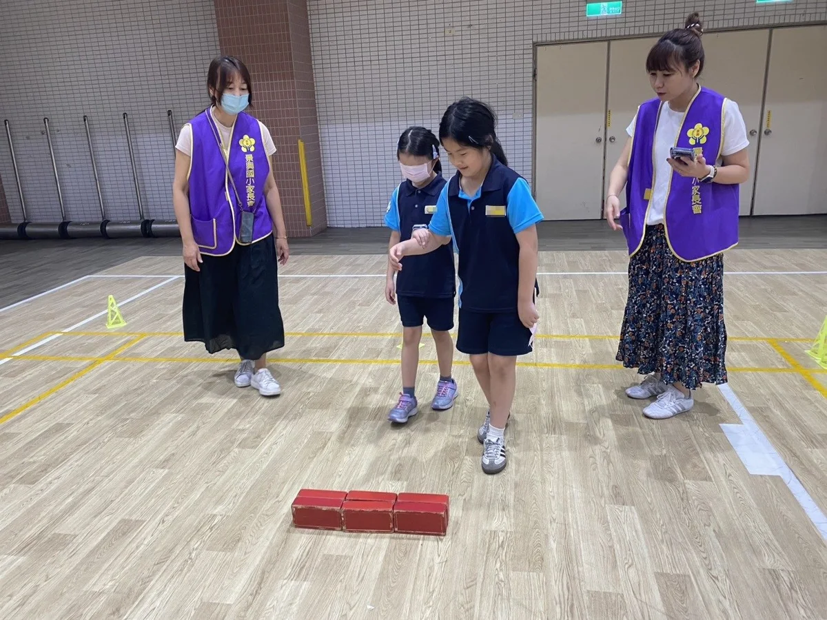 單手開餅乾、用腳寫字！北市景興國小5大特教關卡，230學童體驗換位思考