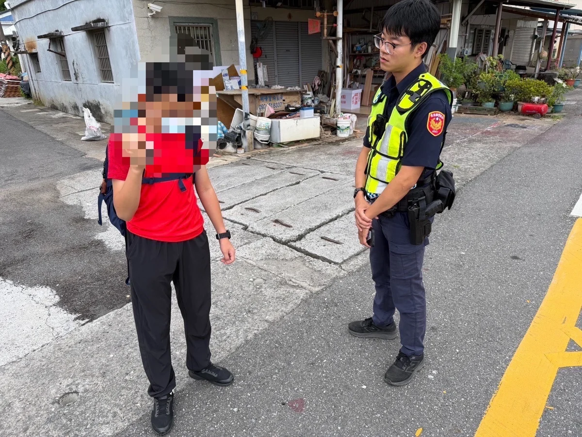 國中生獨遊迷失台9線!大武暖警溫馨陪同候車助返家