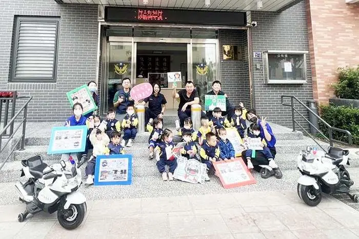 金寧「最萌警力」來報到!羅伊頓萌娃參訪分駐所,帥氣試乘警車嗨翻全場