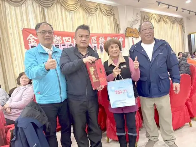 金寧四埔社區寒冬送暖!表揚數十位無名英雄,副縣長李文良親臨拜早年