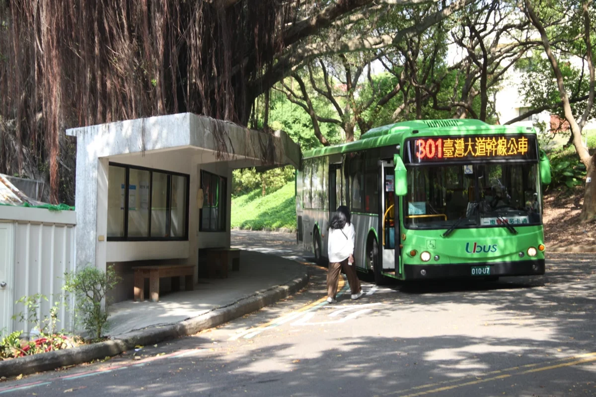 28條公車路線直達校園!台中市擴大「公車進校園」政策 學生下課秒上車