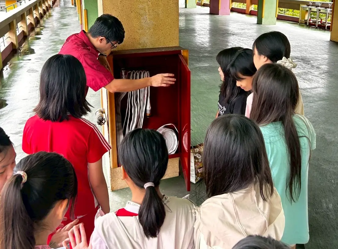 苓雅消防體驗營深入福康、福東國小！學童化身小尖兵「濃煙爬行、消防栓」實作學救命