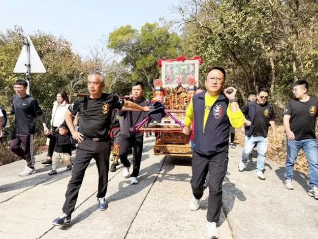 金門天震堂百人扛輦登太武山!醒獅團鑼鼓喧天為「天公生」暖身祈福