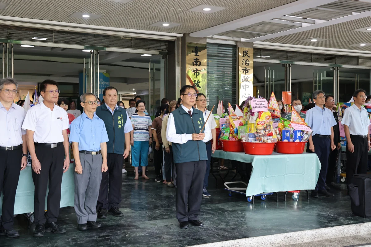 台南市府中元普渡祈平安!黃偉哲率隊祭拜 供品捐愛心銀行送暖