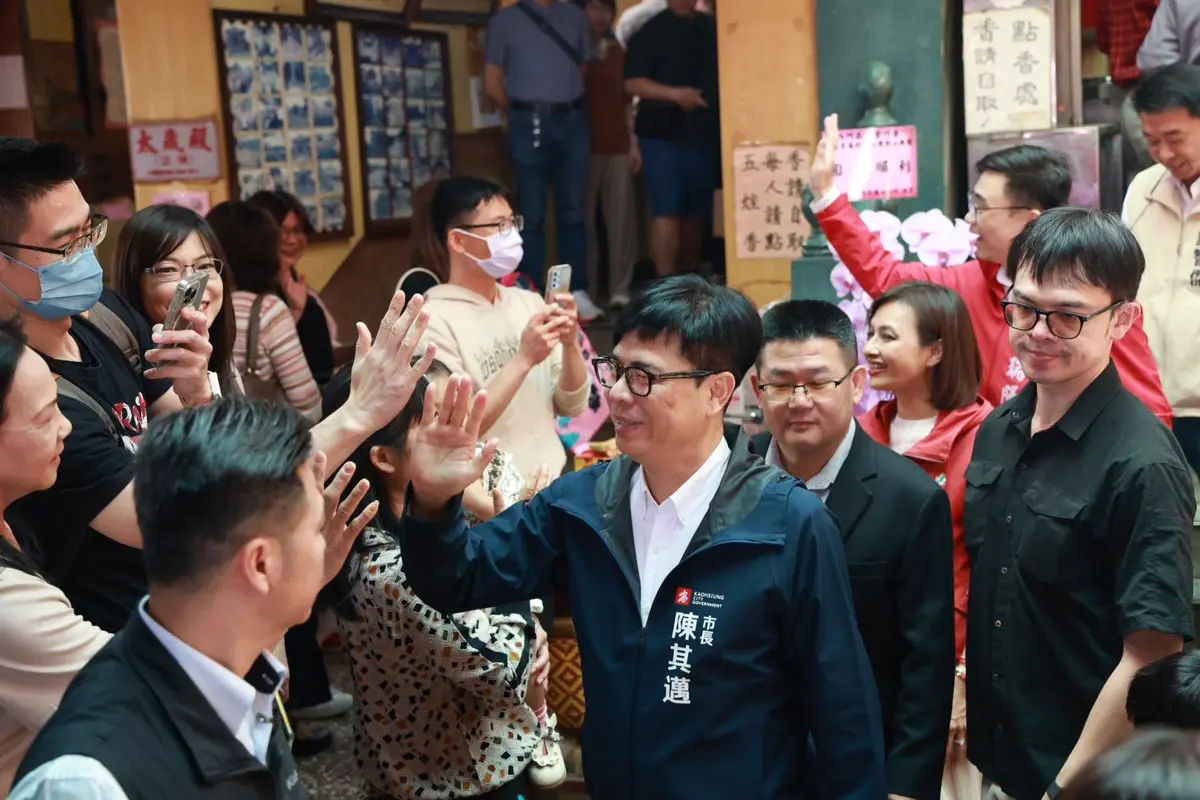 陳其邁大年初一走春祈福!跑遍5區發「超人力霸王」紅包,感性談任內最後一次拜年
