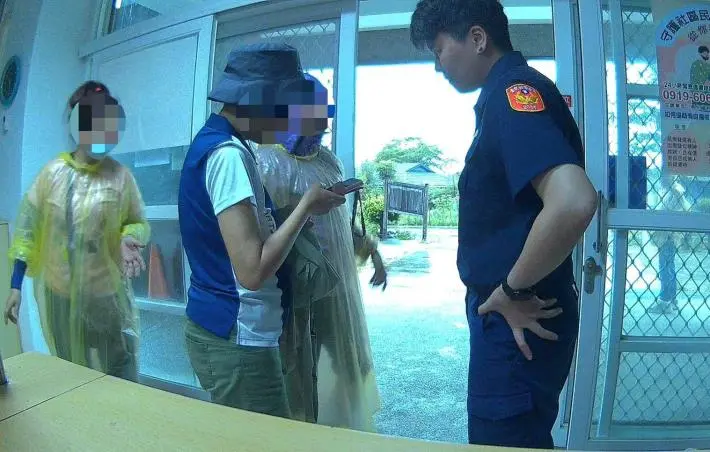 伯朗大道遇暴雨迷航！8遊客急奔池上派出所 女警暖心化身人體GPS