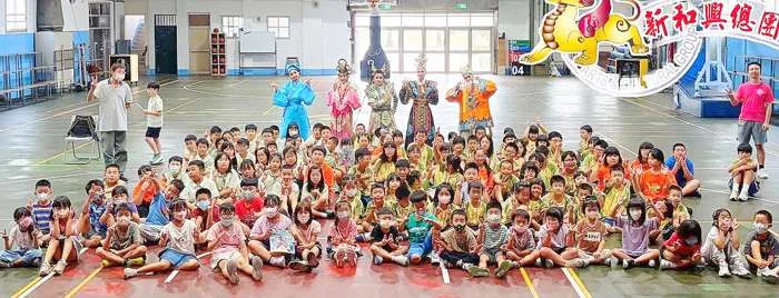 傳承逾一甲子!彰化新和興總團跨海金門巡演,近40位團員深入校園扎根傳統戲曲