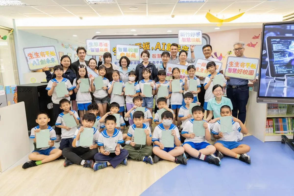 新竹首例!青草湖國小達成「生生有平板」,高虹安與學童AR尋蝶大玩科技