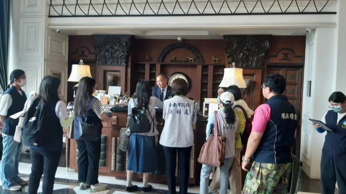 迎接暑假觀光潮！台南突擊稽查12家旅宿 房價標示與公安缺失限期改善