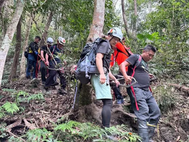 苗栗虎山登山意外!女山友摔傷腳踝 消防隊出動獨輪車擔架救援