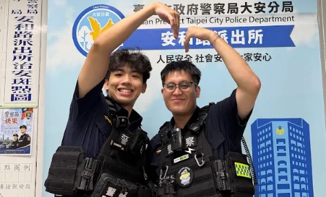 綠燈亮了卻卡路中央！大安區駕駛開到沒油熄火 暖警「徒手推車」霸氣解圍