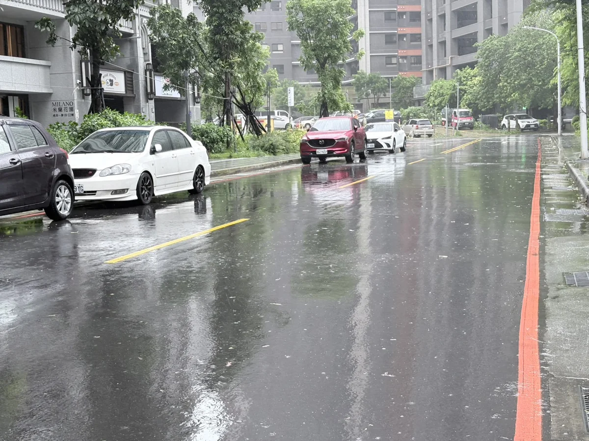 巴威颱風遠離!新北紅黃線開放停車至7/13晨,移車規定一次看