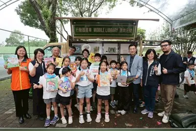 超萌「香菇人」出發！全新行動圖書車進駐台中新社 偏鄉學童驚呼：像從故事書開出來