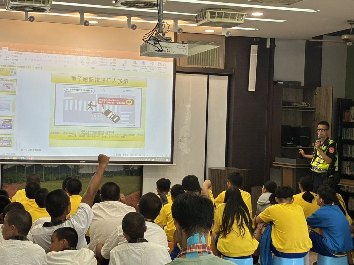 代步車上路算行人?台東警前進國中宣導 破解學生交安盲區