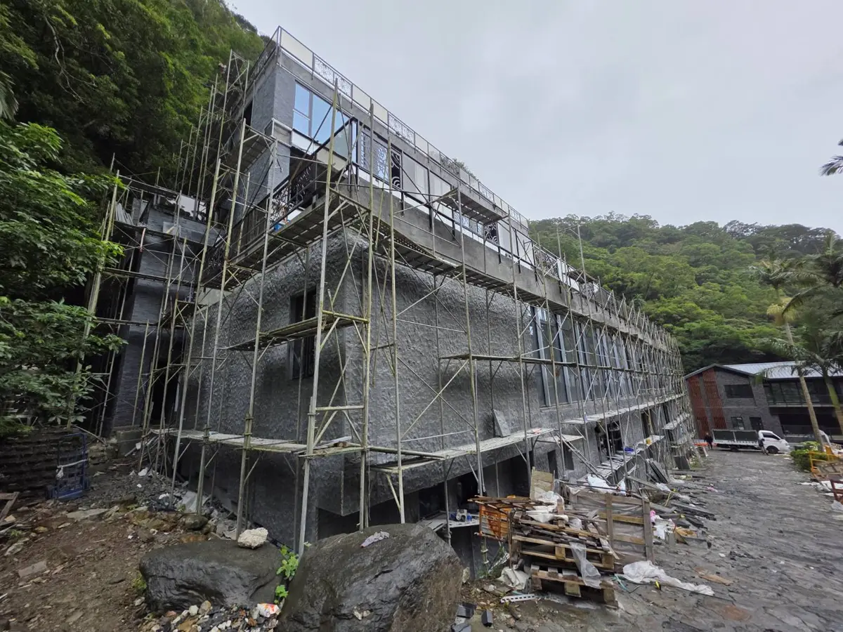 頭城山坡地驚見大型違建！縣府勒令停工嗆：不拆就法辦