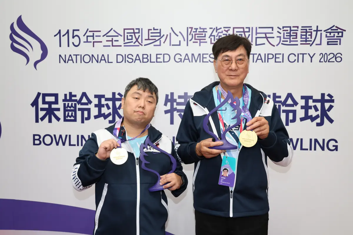 74歲不老傳奇!視障老將袁朝盛攜手隊友 勇奪全障運保齡球金牌