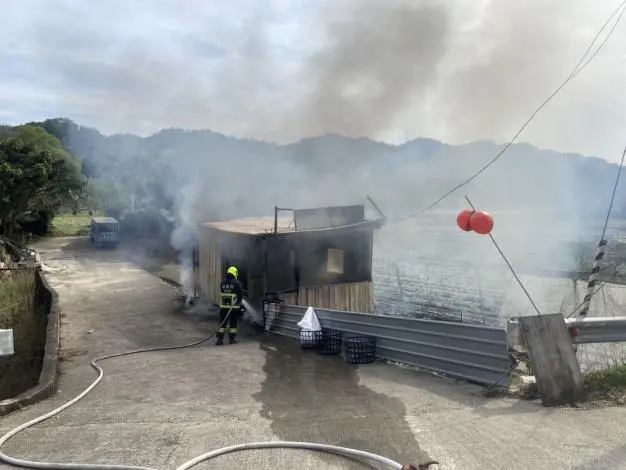 三義龍騰斷橋驚傳火警!2層樓鐵皮屋陷火海 濃煙蔽日畫面曝光