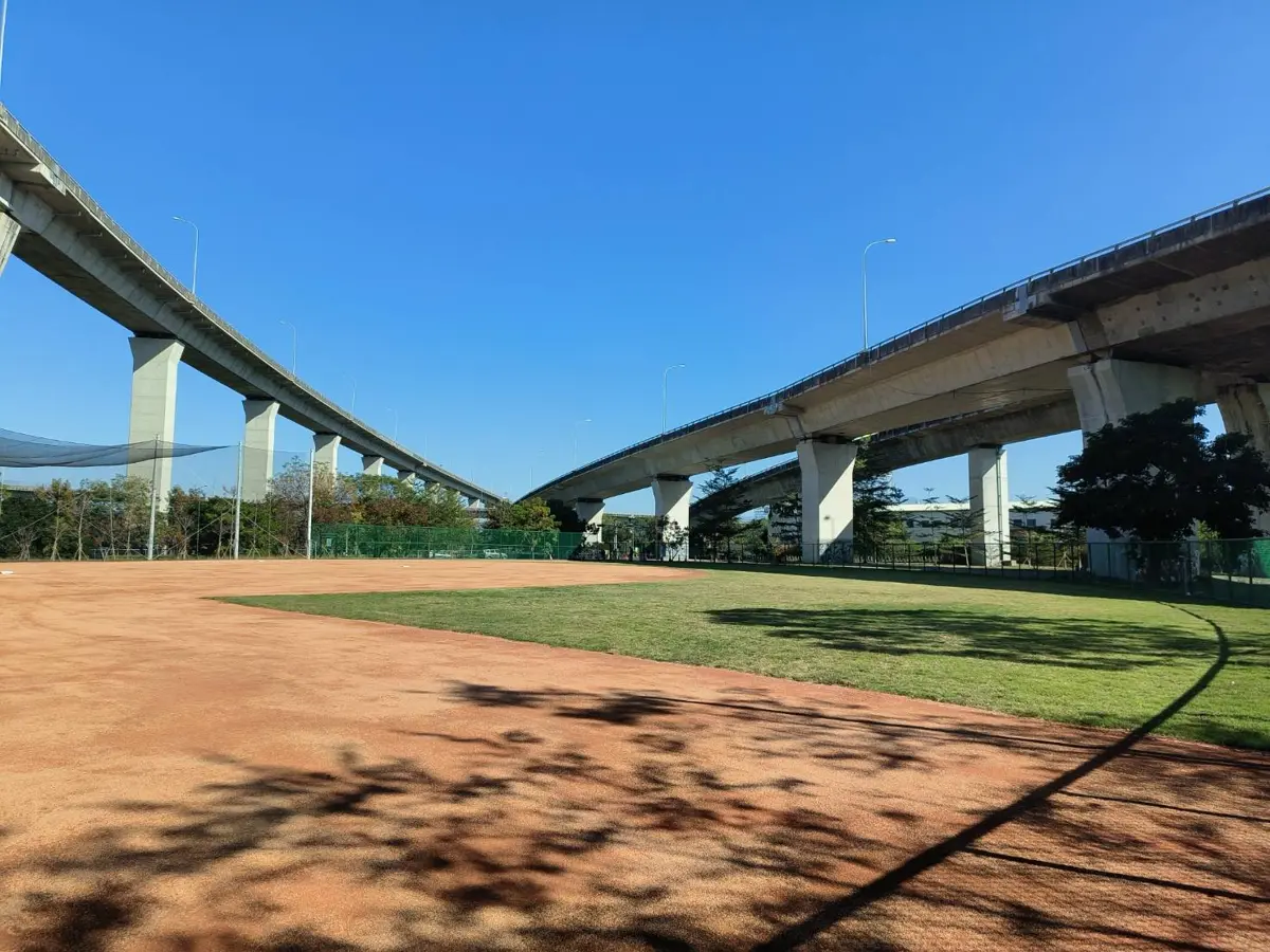 國道3號橋下變身棒球場！霧峰丁台簡易球場農曆年前啟用，點亮基層棒球夢