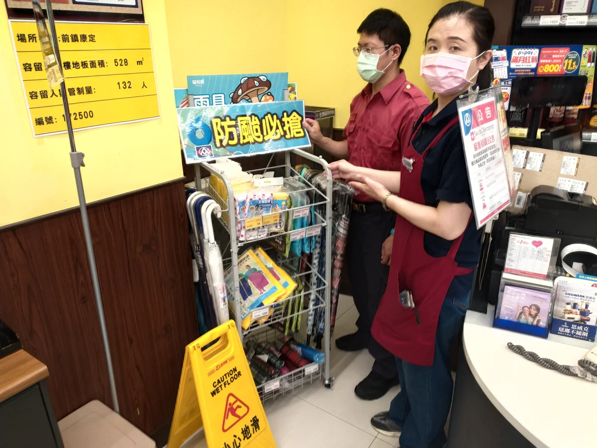高雄前鎮大賣場設「防颱專區」!消防局籲:颱風季備妥3日物資