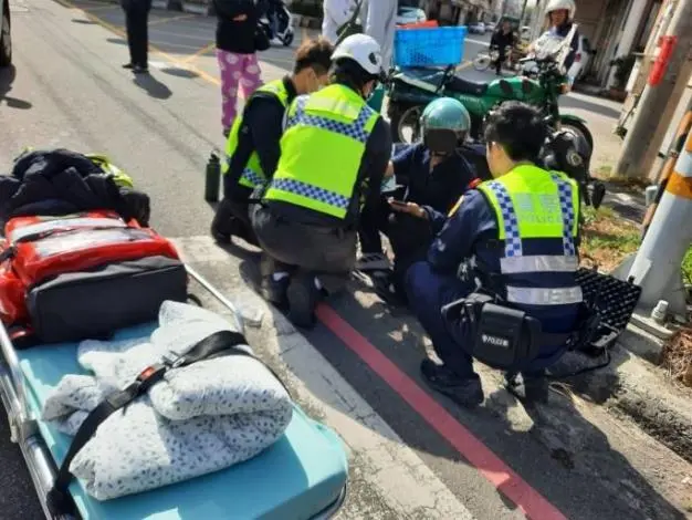 通霄中山路驚傳車禍!兩機車對撞騎士掛彩,消防隊急救援