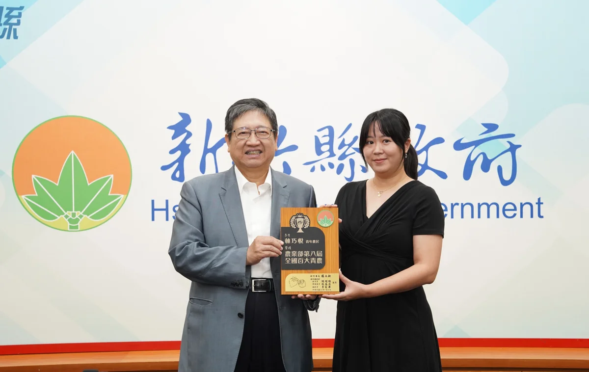 棄電商高薪返鄉種草莓!關西青農林巧悅獲「百大青農」 縣長親自表揚