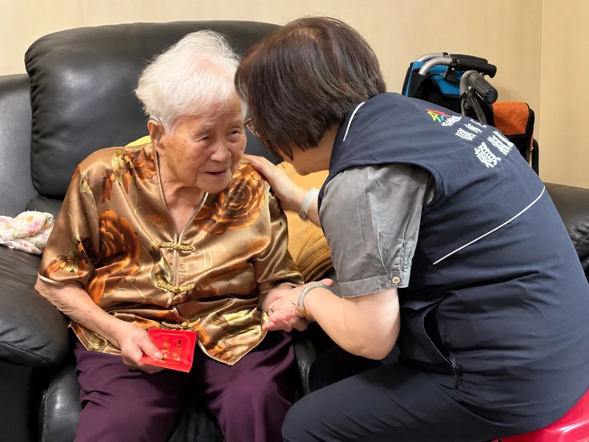 【重陽送暖】107歲長壽阿嬤養生秘訣公開！中市副市長親訪贈萬元敬老金